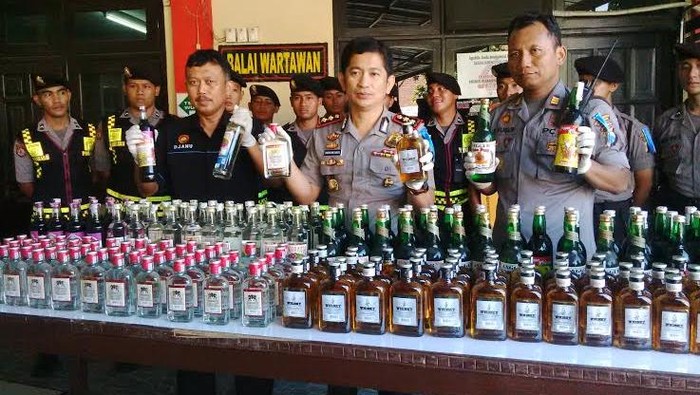 Ratusan Botol Miras Tak Berizin Jual Disita Polisi