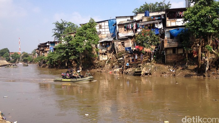 Sapa Warga Pinggiran Kali Ciliwung, Ahok: Nanti Pindah Ya!