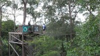 Maksimal 8 orang yang naik ke atas jembatannya, hanya dua orang saja yang boleh melintasi jembatan dalam satu waktu dan berjarak 5 meter dan dilarang berlari. Merokok pun dilarang! (Afif/detikTravel)