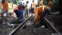 Petugas Commuter Line Jakarta memperbaiki jalur kereta api yang anjlok di jalur Manggarai arah Sudirman, Rabu (18/5/2016).