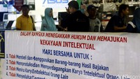 Spanduk berisi ajakan untuk tidak membeli dan menggunakan barang-barang hasil bajakan terpampang di salah satu pusat perbelanjaan di Jakarta, Rabu (18/5/2016).