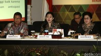 Rapat ini dihadiri Menteri Agama Lukman Hakim Syaifuddin dan Menteri Kesehatan Nila Moeloek.
