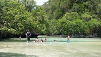 Banyak wisatawan bersantai dan berenang di Laguna Kehe Daing. Ini laguna perawan yang cantik (Afif/detikTravel)