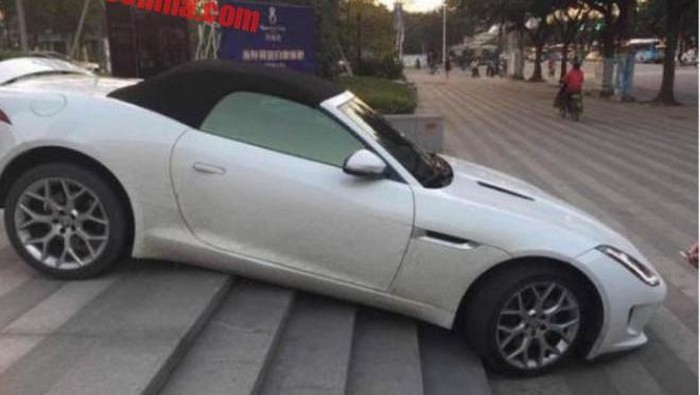 Jaguar F-Type Convertible Ini Terjebak di Tangga