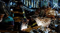 Ada lebih dari 160 petugas dan 39 unit pemadam yang dikerahkan ke lokasi. Kebakaran dilaporkan mulai terjadi sekitar pukul 18.42 waktu setempat. REUTERS/Eduardo Munoz.