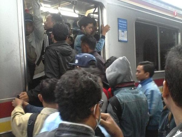 Agar pelaku plecehan seksual di KRL kapok/Foto Ilustrasi: Wahyu/pembaca detikcom Agar pelaku plecehan seksual di KRL kapok/Foto Ilustrasi: Wahyu/pembaca detikcom