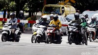 Para pengendara melewati pintu perlintasan saat KA tidak khawatir akan terjadi kecelakaan.