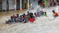 Banjir akibat hujan deras ini menerjang sejumlah kota seperti Biyagama dan Kaduwela, Colombo. REUTERS/Dinuka Liyanawatte.