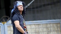 Candil tampil kembali dengan format baru bernama Candil in The Rockalisasi bersama empat personil lainnya.
