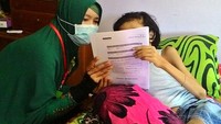 Meski tubuh gemetaran, Fhristy tetap semangat membaca dan menjawab pertanyaan soal matematika. Ist/Esti Setyarini.
