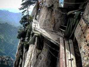 Jalan Mengerikan yang Malah Populer Untuk Selfie di China