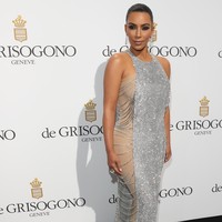Untuk menjaga berat badannya yang kini ideal di angka 52 kg, Kim Kardashian menjalani diet Atkins. Yakni pola makan tinggi protein rendah karbohidrat. Setiap harinya Kim tak melewatkan sarapan, makan siang, makan malam dan camilan. Menu yang disantapnya biasanya omelet telur, keju, sayuran, daging kalkun, salad dan yoghurt serta almond sebagai camilan. Foto: Andreas Rentz/Getty Images