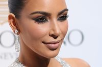 Rahasia Kim Kardashian Pakai Concealer di Bawah Mata untuk Tampil Flawless