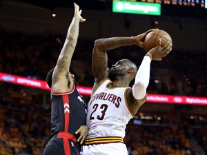 LeBron-Irving Bawa Cavs Jinakkan Raptors di Gim Pertama