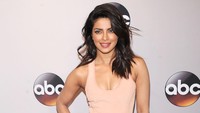 Ia memadukan gayanya tersebut dengan gelang berlian serta sepatu heels berwarna abu-abu. Brad Barket/Getty Images/detikFoto