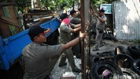 Satpol Pamong Praja Kelurahan Lenteng Agung, Jakarta Selatan, melakukan pembongkaran bangunan liar, Rabu (18/05/2016).