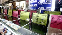 Beberapa pedagang dan pemilik toko mengeluhkan lesunya perekonomian Indonesia saat ini.