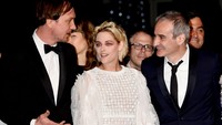 Pada kesempatan itu, bintang film Twilight tersebut dibalut dress putih dari Chanel dan heels Christian Louboutin. Pascal Le Segretain/Getty Images/detikFoto.