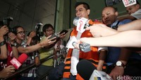 M Sanusi diperiksa sebagai tersangka oleh penyidik KPK.
