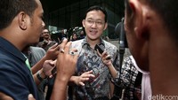 Mengenakan batik lengan pendek, ia menjawab sejumlah pertanyaan wartawan.