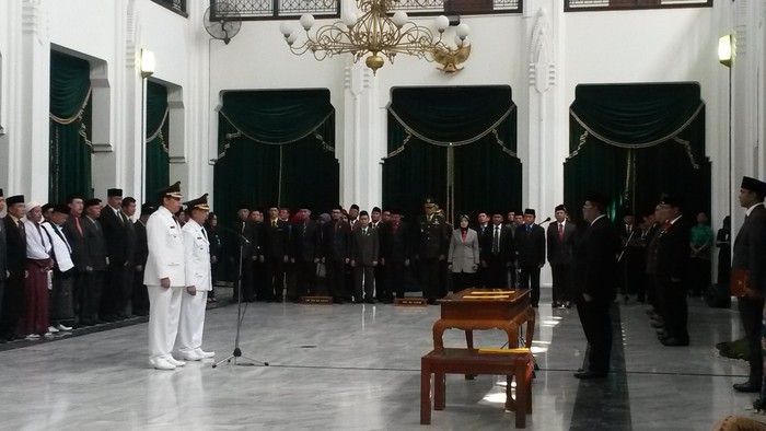 Lantik Bupati dan Wabup Cianjur, Pesan Aher: Langsung Tancap Gas