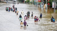Petugas menemukan 1 wanita dewasan dan 2 anak-anak tewas akibat tertimbun longsoran. REUTERS/Dinuka Liyanawatte.