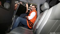Sanusi langsung menuju mobil tahanan KPK usai diperiksa di gedung KPK, Jakarta, Rabu (18/05/2016). 