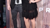 Brooklyn tampil necis dengan kemeja putih, dasi dan blazer hitam, jeans abu-abu dan boots coklat. Sementara Chloe tampil seksi dibalut dress hitam semi menerawang dan heels silver. Alberto E. Rodriguez/Getty Images/detikFoto.