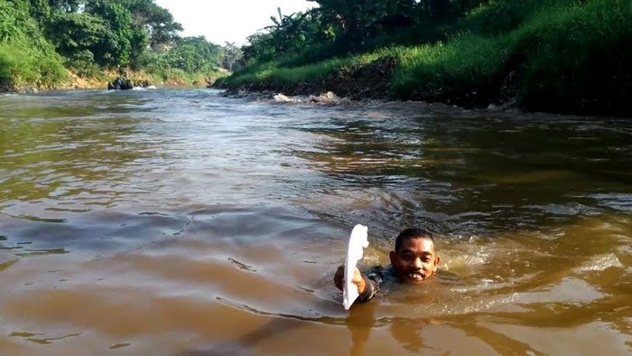 Pria Ini Nekat Nyebur ke Kali Ciliwung untuk Sampaikan Pesan ke Ahok