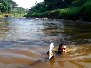 Pria Ini Nekat Nyebur ke Kali Ciliwung untuk Sampaikan Pesan ke Ahok