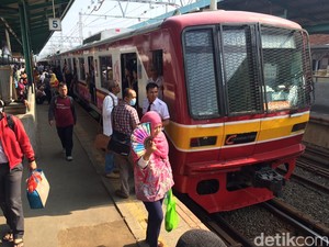 Selain Terganggu Tawuran, KRL Lintas Bekasi Juga Sempat Dilempar Batu