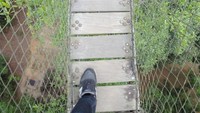 Saat melangkahkan kaki, bagi yang takut ketinggian disarankan untuk tidak melihat ke bawah. Tingginya yang 30 meter, mampu membuat orang-orang yang ada di bawah terlihat seperti semut. Tinggi sekali! (Afif/detikTravel)