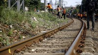 Petugas mengganti bantalan rel yang rusak.