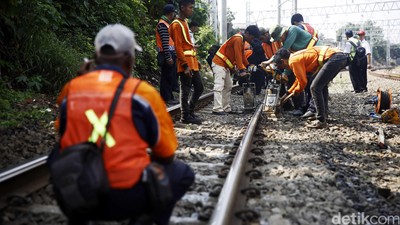Perbaikan Rel KA yang Anjlok