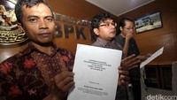 Sejumlah anggota LSM yang tergabung dalam Koalisi Keselamatan Badan Pemeriksa Keuangan (BPK) memenuhi panggilan Majelis Kehormatan Kode Etik (MKKE) BPK terkait pengaduan mereka atas indikasi pelanggaran kode etik yang diduga dilakukan Ketua BPK Harry Azhar Azis terkait namanya yang muncul di Panama Papers.