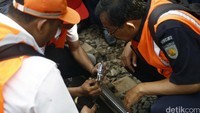 Para pekerja dari PT KAI memeriksa rel khususnya pada bagian bantalan kayu.
