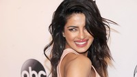 Priyanka terlihat percaya diri dengan dress berwarna nude. Brad Barket/Getty Images/detikFoto