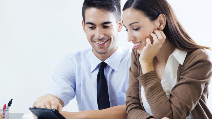 Ilustrasi pasangan berbagi password medsos. Foto: Thinkstock Ilustrasi pasangan berbagi password medsos. Foto: Thinkstock
