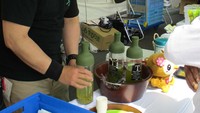 Produk teh ada yang dijual dalam botol 800 ml. Ada yang dijual model kemasan seperti teh tubruk. Datang ke festival teh, bisa jadi pengalaman menarik (Bagus/detikTravel)