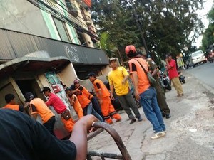 Kerja Pasukan Oranye: Ikut Sapu Bersih Tertibkan PKL di Trotoar