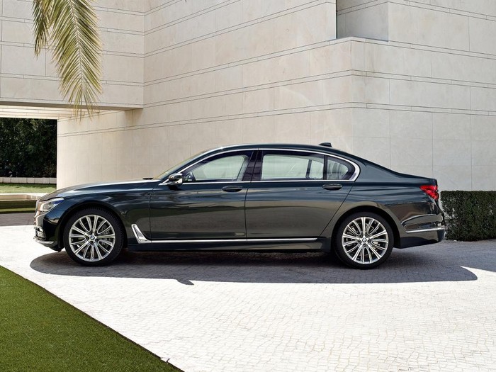 Ini Dia BMW Seri 7 Terdahsyat Berbekal Empat Turbo