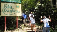 Dari Kota Balikpapan, jaraknya 58 km. Tiket masuk ke Wisata Alam Bukit Bangkirai Rp 6 ribu dan tiket untuk naik Canopy Bridge Rp 25 ribu. Sebelum tiba di Canopy Bridge, harus trekking dulu sekitar 15 menit (Afif/detikTravel)