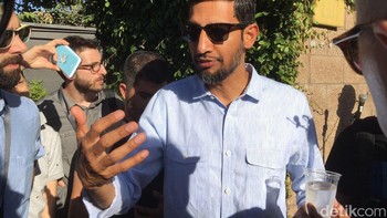 Tahun 2013, CEO Google Larry Page berniat mengintegrasikan Android dengan berbagai produk Google. Andy Rubin yang menjadi bos Android merasa tidak sanggup dan melepas posisinya. Pichai yang sudah terbukti prestasinya pun ditunjuk menggantikannya sampai sekarang. Foto: detikINET/Achmad Rouzni Noor II