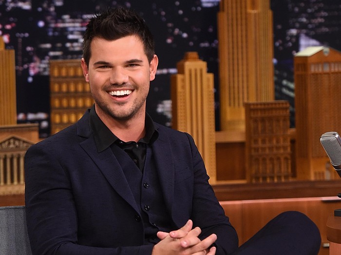 Taylor Lautner Taylor Lautner di CMT Music Awards 2022 di Nashville Municipal Auditorium, Nashville, Tennessee.