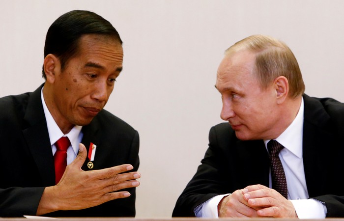Russian President Vladimir Putin (R) and his Indonesian counterpart Joko Widodo attend a signing ceremony after a meeting at the Bocharov Ruchei state residence in Sochi, Russia, May 18, 2016. REUTERS/Sergei Karpukhin