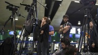 Sejumlah wartawan di Paris juga berkumpul untuk mencari kabar tentang EgyptAir. REUTERS/Christian Hartmann.