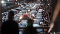 Pemberlakuan pelat nomor kendaraan ganjil-genap sambil menunggu electronic road pricing (ERP) efektif.