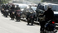 Padahal, hal itu sangat membahayakan pengendara dan memicu terjadinya kecelakaan lalu lintas.
