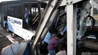 Kecelakaan terjadi pada pukul 04.35 WIB di Jl Gunung Sahari, tepatnya di perlintasan wilayah Pademangan, Jakarta Utara.