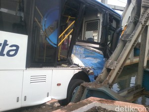 Ditabrak KA Senja Solo di Mangga Dua, Sopir Avanza dan TransJ Luka-luka